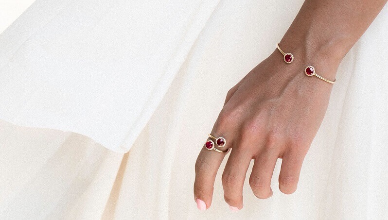 تصویر انگشتر و دستبند با سنگ یاقوت قرمز