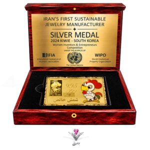 شمش طلا 24 عیار نقش برجسته ونوس 1/00 گرمی مدل خروس به همراه جعبه چوبی